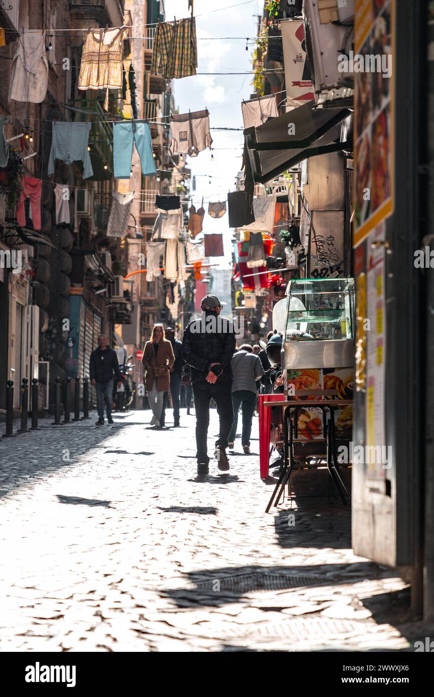 Neapel, Italien - 10. April 2022: Via dei Tribunali ist eine belebte und touristische Straße im alten historischen Zentrum von Neapel, Kampanien, Italien. Stockfoto