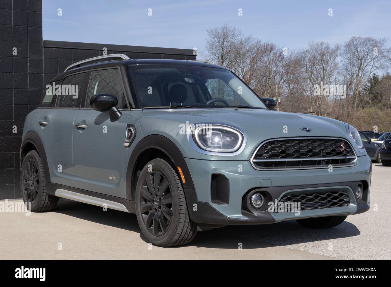 Indianapolis - 24. März 2024: MINI Countryman 4-türig. MINI bietet Kleinwagen in Countryman, Hardtop 2- oder 4-türigen, Cabriolet und Clubman-Modellen. MEIN:2 Stockfoto
