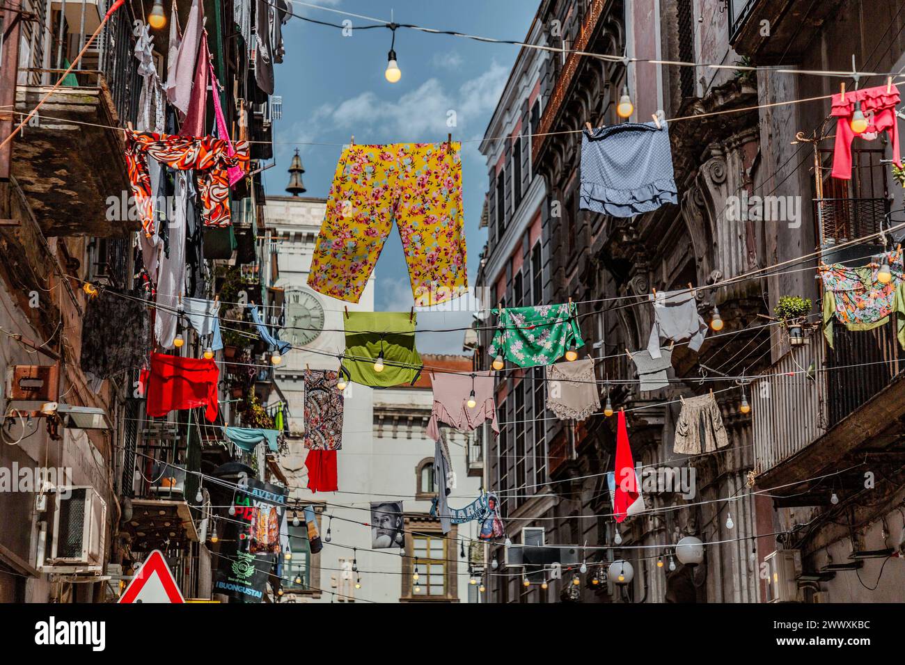 Neapel, Italien - 10. April 2022: Via dei Tribunali ist eine belebte und touristische Straße im alten historischen Zentrum von Neapel, Kampanien, Italien. Stockfoto