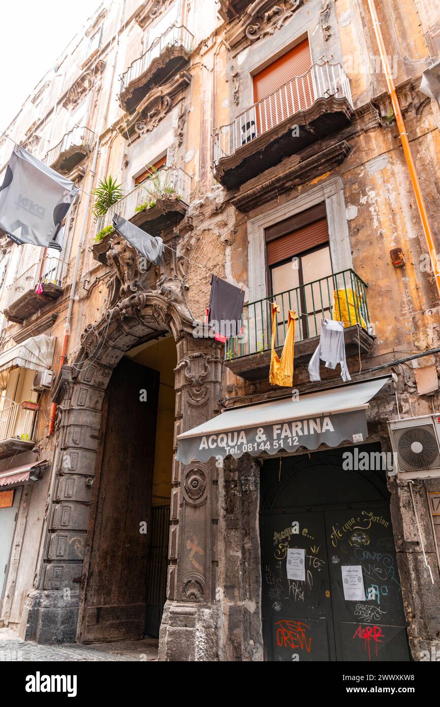 Neapel, Italien - 10. April 2022: Via dei Tribunali ist eine belebte und touristische Straße im alten historischen Zentrum von Neapel, Kampanien, Italien. Stockfoto