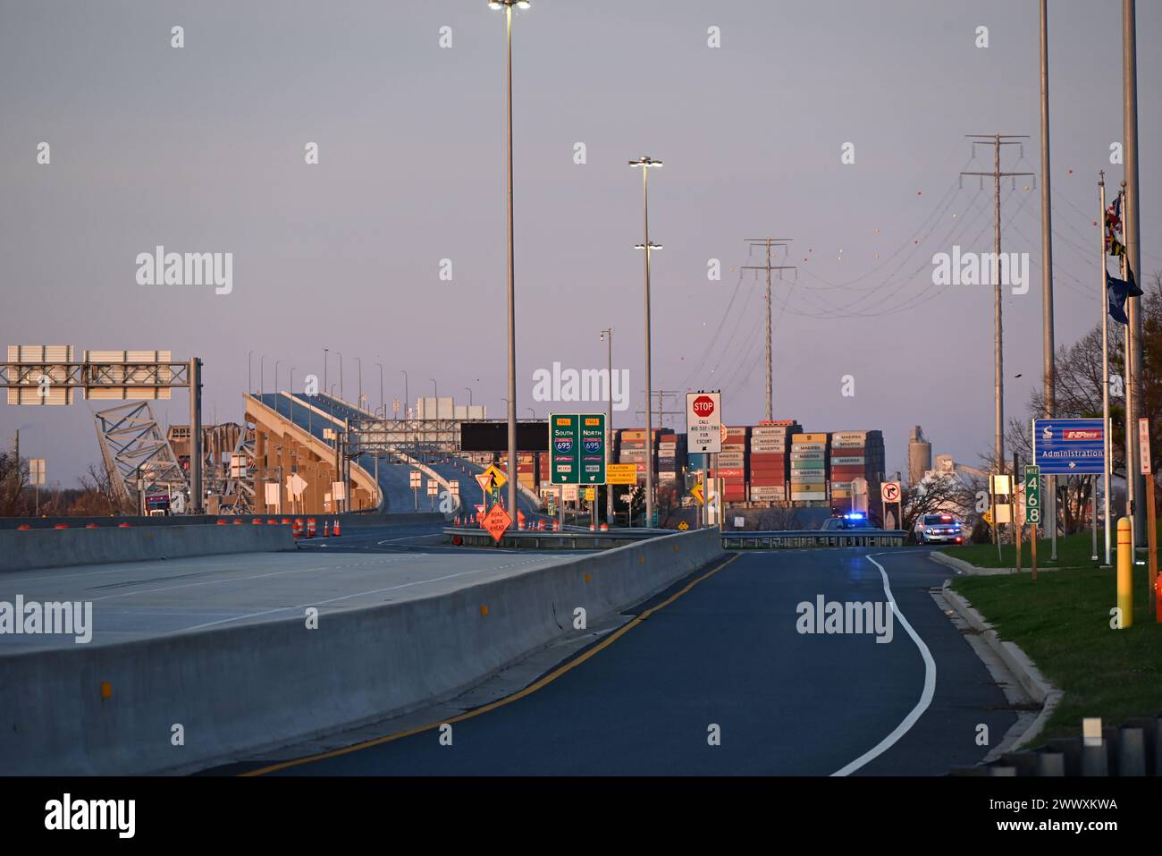 Baltimore, Usa. März 2024. Zusammenbruch der Francis Scott Key Bridge in Baltimore, Maryland. Zusammenbruch der Francis Scott Key Bridge in Baltimore, Maryland, USA am 26. März 2024. Dienstagmorgen traf ein Containerschiff die Francis Scott Key Bridge in Baltimore, Maryland, und die Brücke brach zusammen. Dem Vernehmen nach sind die Fahrzeuge im Wasser untergetaucht, ebenso wie mehrere Personen, die beim Einsturz in das Wasser unter der Brücke fielen. Quelle: SOPA Images Limited/Alamy Live News Stockfoto