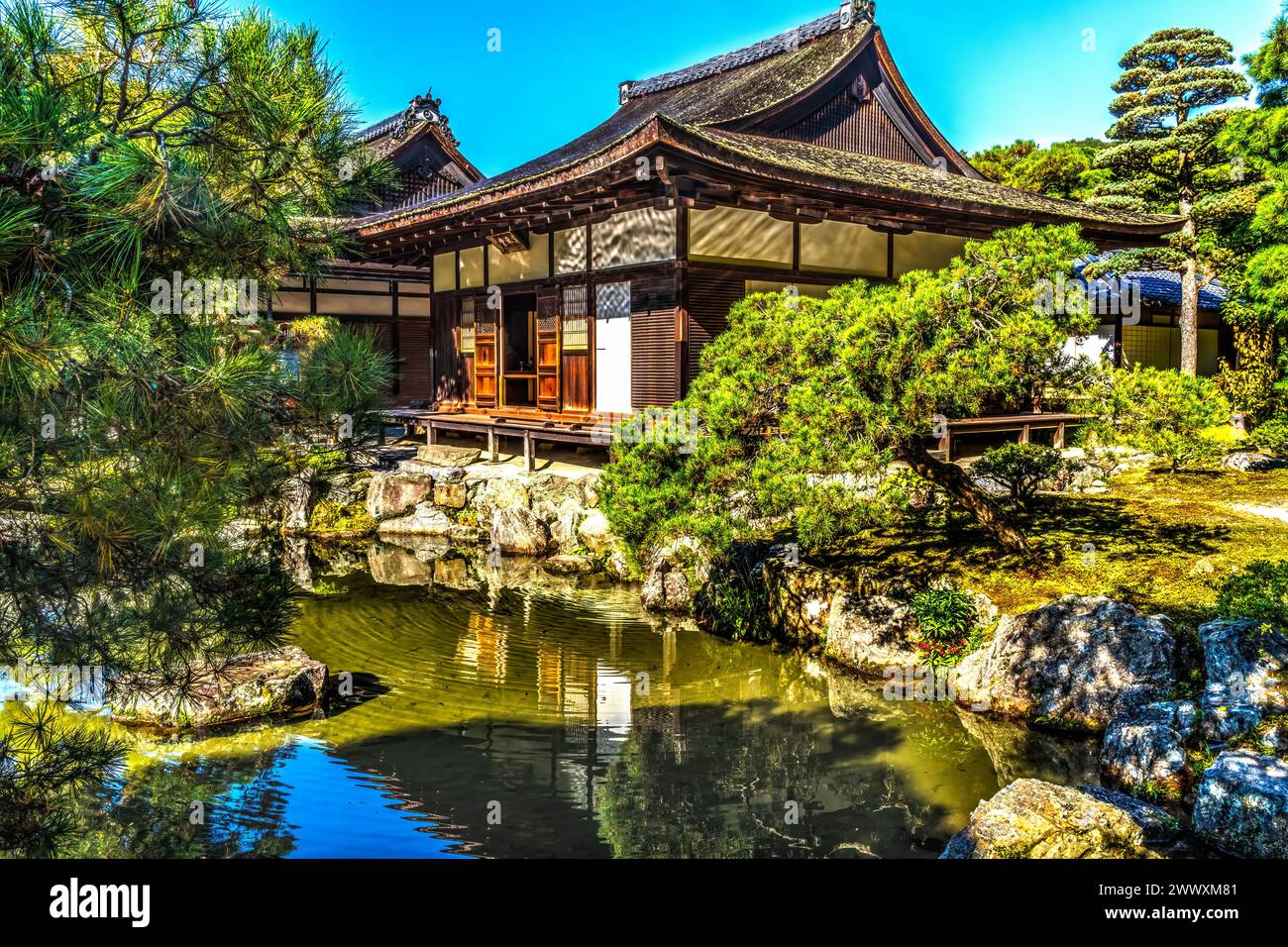 Farbenfroher Garten Teich Reflexion Togudo Hall Ginkakuji Silver Pavilion Temple Park Kyoto Japan. Auch der Jishoji-Tempel der glänzenden Barmherzigkeit. Baujahr 1460. Ha Stockfoto