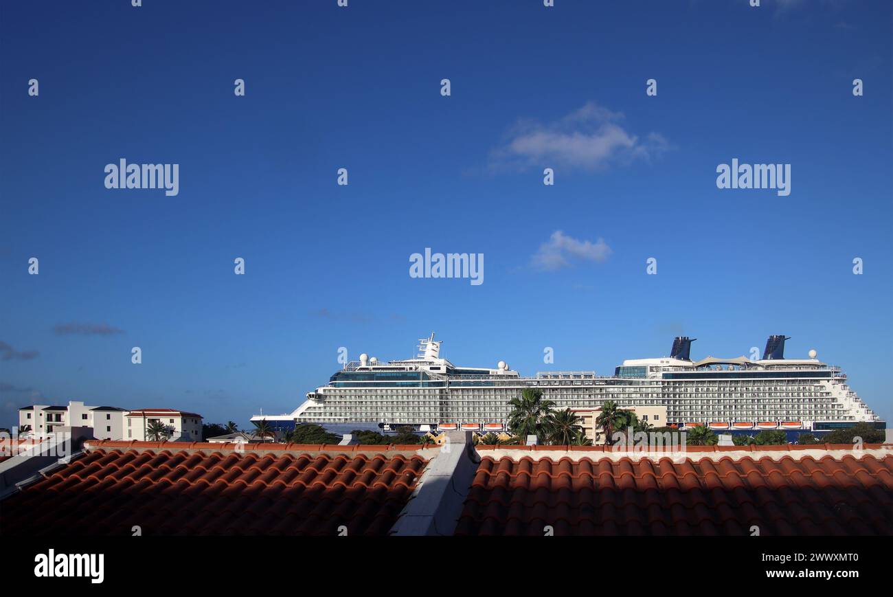 Kreuzfahrtschiff höher als die Häuser der Karibischen Insel, Bonaire, Karibik Niederlande Stockfoto
