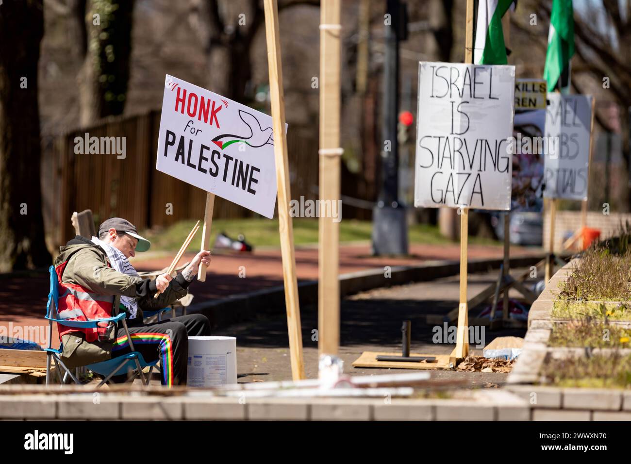 WASHINGTON DC, VEREINIGTE STAATEN - 25. MÄRZ: Demonstranten versammeln sich weiterhin außerhalb der israelischen Botschaft, um am 25. März 2024 einen Waffenstillstand im Gazastreifen in Washington DC zu fordern. Seit über 3 Wochen protestiert die Gruppe rund um die Uhr und umgibt die Botschaft mit Schildern, Fahnen und Dauersirenen. (Foto: Michael Nigro/SIPA USA) Credit: SIPA USA/Alamy Live News Stockfoto