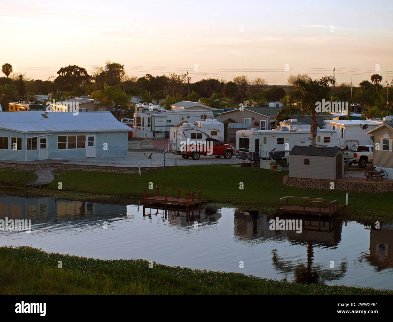 Okeechobee, Florida, USA - 30. Dezember 2015: Wohnmobil- und Freizeitfahrzeuge in einem Wohnmobilpark bei Sonnenuntergang. Stockfoto