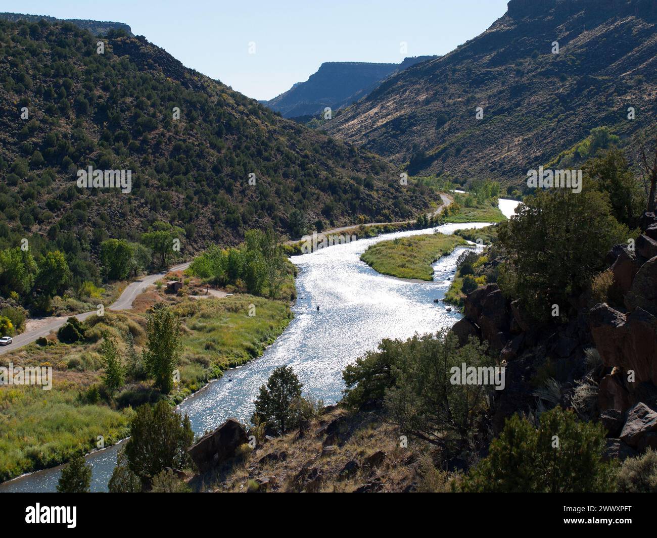 Rio Grande Gorge an der Taos Junction Bridge, New Mexico (Straße ist die 570). Stockfoto