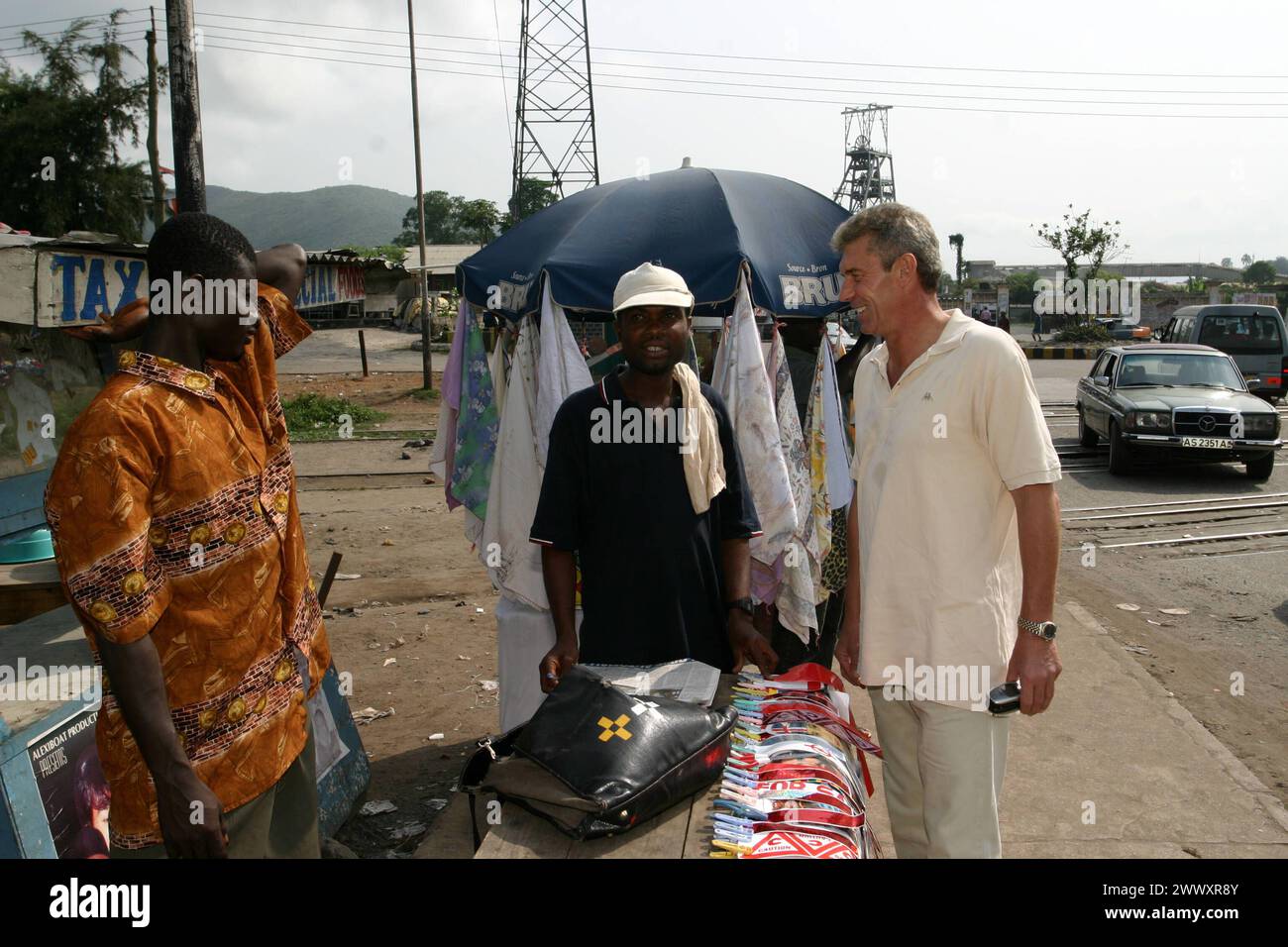 Expats in Ghana. 30.11.2004, GHA, Ghana, Region Ashanti, Obuasi: Der ehemalige FC St. Pauli Fussballtrainer Dieter Demuth bei seinen Club Ashanti Gold. GHA, Ghana, Region Ashanti, Obuasi: Ehemaliger FC St. Pauli-Fußballtrainer Dieter Demuth bei seinem Verein Ashanti Gold. Stockfoto