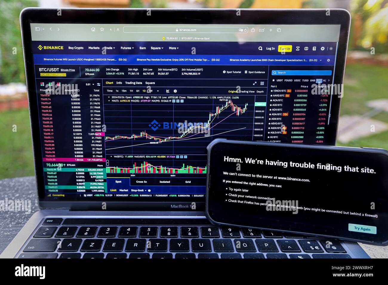 Manila, Philippinen. 26. März 2024: Binance-Website noch zugänglich (Laptop) mit Webbetreiber Converge, aber bereits von seinem Konkurrenten PLDT (Telefon) verboten. Securities & Exchange Commission (SEC) ordnete philippinische Internetdienstanbieter an, den Kryptowährungsriesen Binance.com zu blockieren. Die nationale Fernmeldekommission (NTC) gibt ihnen 5 Tage Zeit, um den Auftrag auszuführen. Im Jahr 2017 hatte Duterte admin ähnliche Verbotsanordnungen über beliebte Websites für Erwachsene erlassen. Eine Zensur, die kein Ergebnis erwartet hatte: Seitdem ist die PH mit VPN immer in den Top-Ländern von Pornhub. Quelle: Kevin Izorce/Alamy Live News Stockfoto