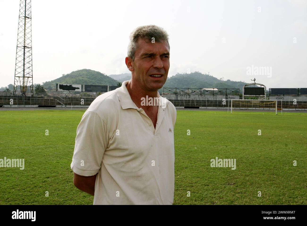 Expats in Ghana. 30.11.2004, GHA, Ghana, Region Ashanti, Obuasi: Der ehemalige FC St. Pauli Fussballtrainer Dieter Demuth bei seinen Club Ashanti Gold. GHA, Ghana, Region Ashanti, Obuasi: Ehemaliger FC St. Pauli-Fußballtrainer Dieter Demuth bei seinem Verein Ashanti Gold. Stockfoto