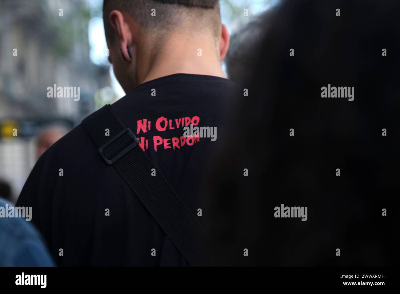 Buenos Aires, Argentinien; 24. März 2024: Nationaler Tag der Erinnerung an Wahrheit und Gerechtigkeit. Man Marching zeigt auf seinem Rücken den Text nicht vergessen Stockfoto