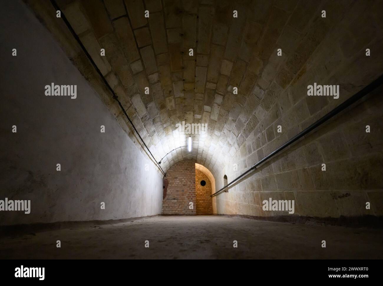 26. März 2024, Sachsen, Königstein: Blick während der Pressetour der neuen Ausstellung 'Kernbunker und Pulvermagazin' im Flur zum ehemaligen Bunker für den DDR-Zivilschutz. Die Festung Königstein macht Räume des einst geheimen DDR-Bunkers im Festungswald, die in der Ausstellung selten zu sehen sind, im Rahmen von Führungen zugänglich. Foto: Robert Michael/dpa Stockfoto