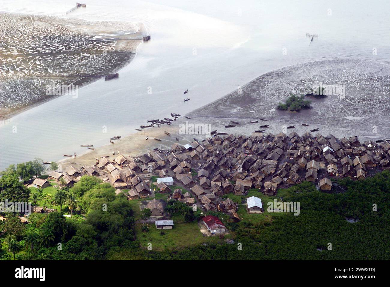 Die Ölkatastrophe im Nigerdelta. 25.11.2004, NGA, Nigeria. River State, Port Harcort: ein Dorf am Nigerlauf. Durch die Jahrzehnte lange Förderung von Öl in der Nigerdeltaregion werden weite Teile der Landschaft, der Lebensraum von Mensch und Tier mit Öl verseucht. NGA, Nigeria. River State, Port Harcort: Ein Dorf am Niger. Jahrzehntelange Ölförderung im Nigerdelta haben große Teile der Landschaft und des Lebensraums von Menschen und Tieren mit Öl kontaminiert. Stockfoto