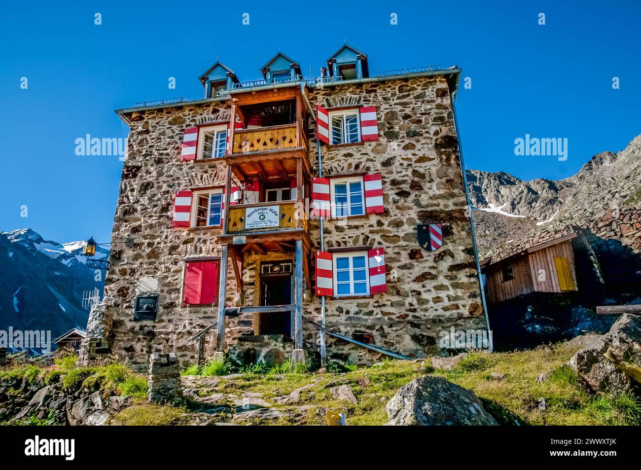 Das Bild ist eine Berghütte der Nürnberger Hütte, die im Besitz des Deutschen Alpenvereins DAV Sektion Nürnberg in den Stubaier Alpen im österreichischen Tirol ist. Die Hütte befindet sich auf halbem Wege auf der Stubaier Hoehenweg Runde Tour, mehrtägige Wanderung rund um den Kopf des Stubaitals unweit der Stadt Innsbruck im österreichischen Tirol. Weitere Informationen zu dieser Hütte und anderen Hütten in den Stubaier Alpen finden Sie in meinem Reiseführer Trekking in den Stubaier Alpen herausgegeben von Cicerone Press (UK) Stockfoto