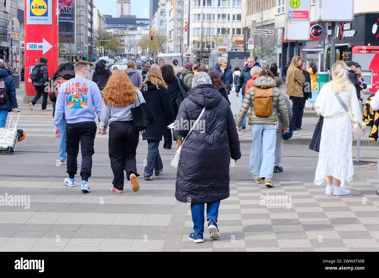 Düsseldorf 26.03.2024 Hauptbahnhof Bahnhofsvorplatz Konrad-Adenauer-Platz Reisende Bahnreisende Deutschlandticket Deutsche Bahn Nahverkehr Fernverkehr Mobilitätswende Düsseldorf Nordrhein-Westfalen Deutschland *** Düsseldorf 26 03 2024 Hauptbahnhof Bahnhofsvorplatz Konrad-Adenauer-Platz Passagiere Bahnreisende Deutschland Ticket Deutsche Bahn Nahverkehr Fernverkehr Mobilität Turnaround Düsseldorf Nordrhein-Westfalen Deutschland Stockfoto