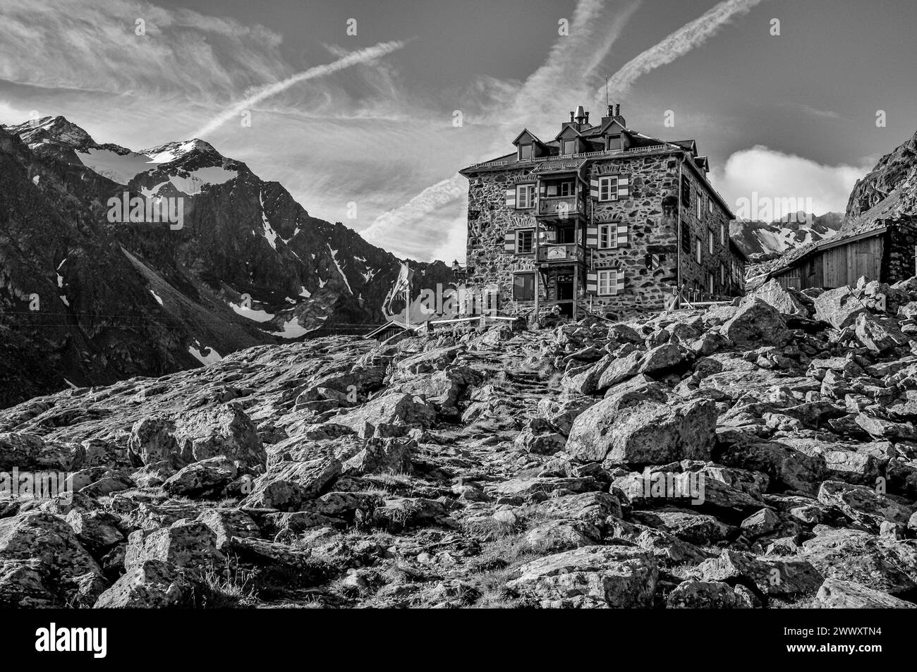 Das Bild ist eine Berghütte der Nürnberger Hütte, die im Besitz des Deutschen Alpenvereins DAV Sektion Nürnberg in den Stubaier Alpen im österreichischen Tirol ist. Die Hütte befindet sich auf halbem Wege auf der Stubaier Hoehenweg Runde Tour, mehrtägige Wanderung rund um den Kopf des Stubaitals unweit der Stadt Innsbruck im österreichischen Tirol. Weitere Informationen zu dieser Hütte und anderen Hütten in den Stubaier Alpen finden Sie in meinem Reiseführer Trekking in den Stubaier Alpen herausgegeben von Cicerone Press (UK) Stockfoto