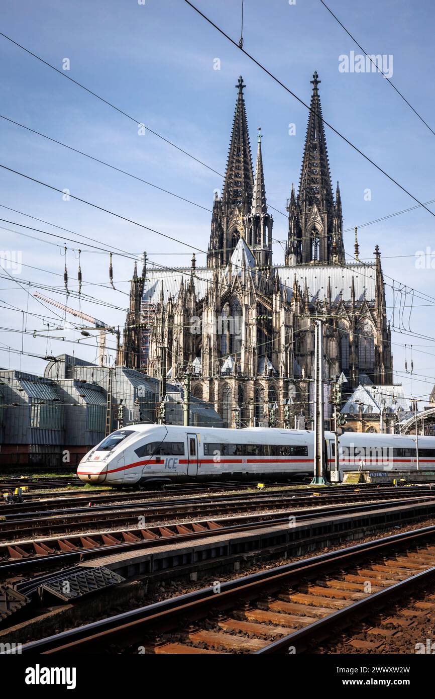 Hochgeschwindigkeitszug ICE 4 vom Hauptbahnhof, dem Dom, Köln, Deutschland Hochgeschwindigkeitszug ICE 4 bei der Ausfahrt aus dem Hauptbahnho Stockfoto