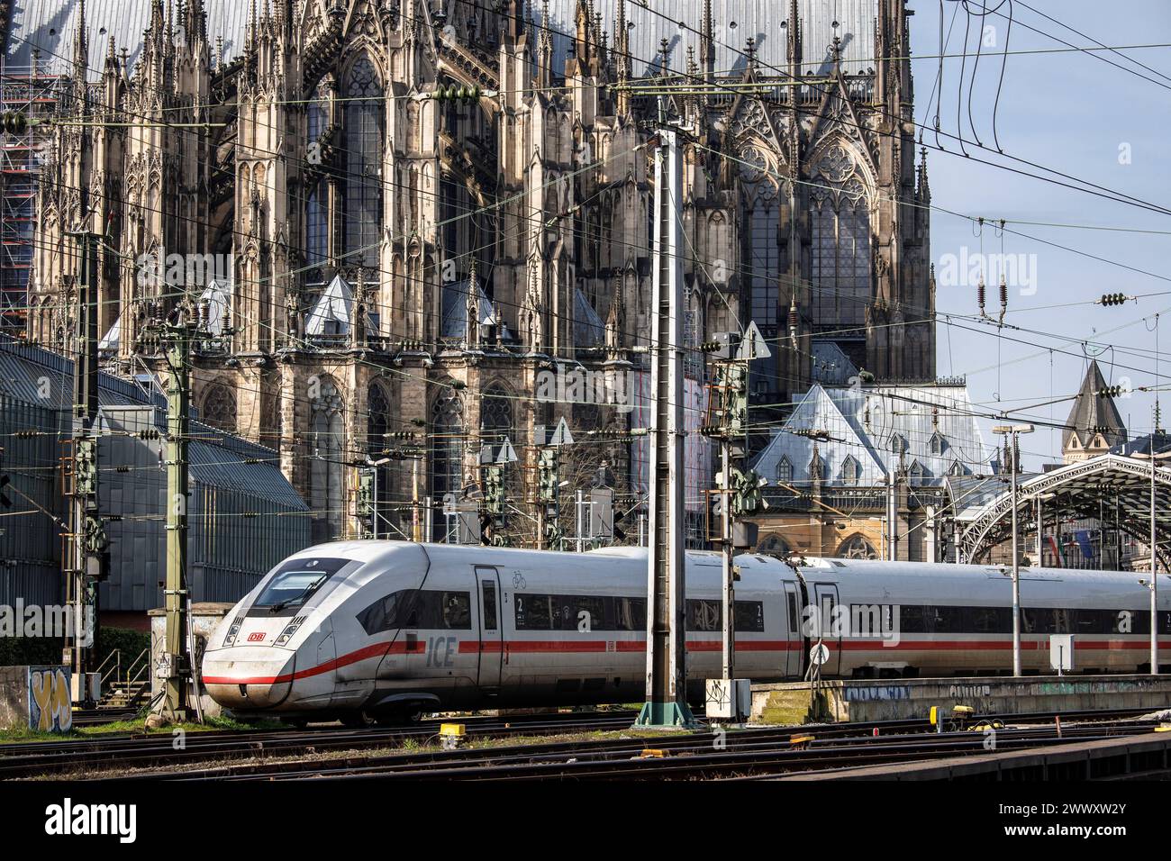 Hochgeschwindigkeitszug ICE 4 vom Hauptbahnhof, dem Dom, Köln, Deutschland Hochgeschwindigkeitszug ICE 4 bei der Ausfahrt aus dem Hauptbahnho Stockfoto