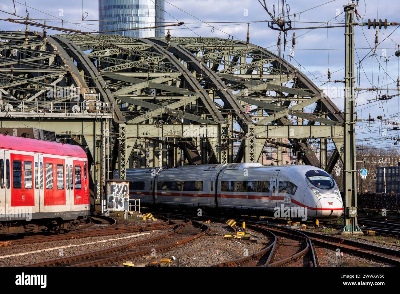 Hochgeschwindigkeitszug ICE 3 von der Hohenzollernbrücke in Richtung Hauptbahnhof Köln. Hochgeschwindigkeitszug ICE 3 kommt Stockfoto
