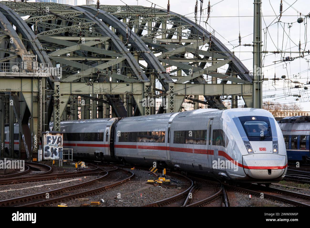 Hochgeschwindigkeitszug ICE 4 von der Hohenzollernbrücke in Richtung Hauptbahnhof Köln. Hochgeschwindigkeitszug ICE 4 kommt Stockfoto