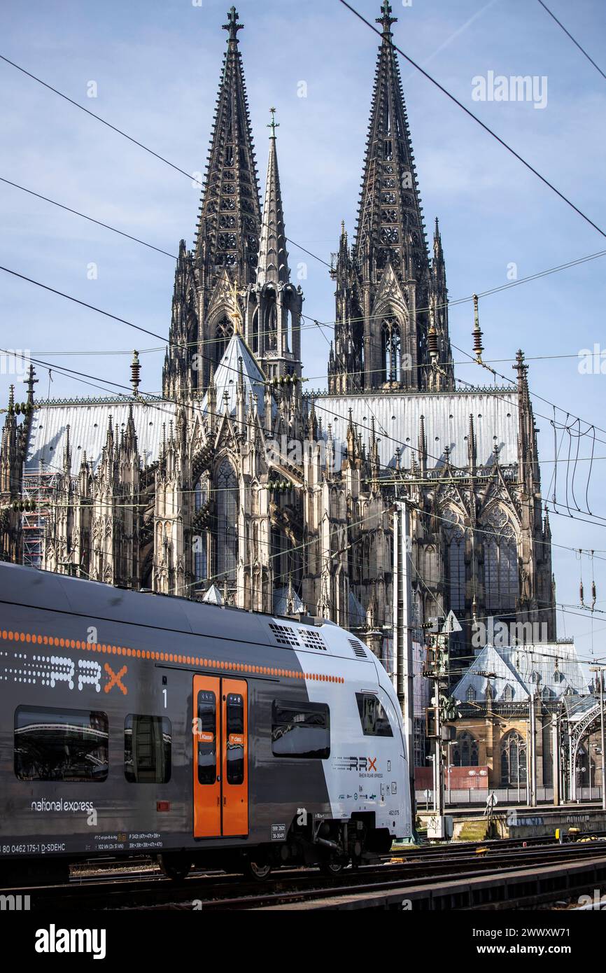 Regionalzug Rhein-Ruhr-Express mit Ankunft am Hauptbahnhof, Dom, Köln, Deutschland Regionalbahn Rhein-Ruhr-Express bei der Einfahrt in den Stockfoto