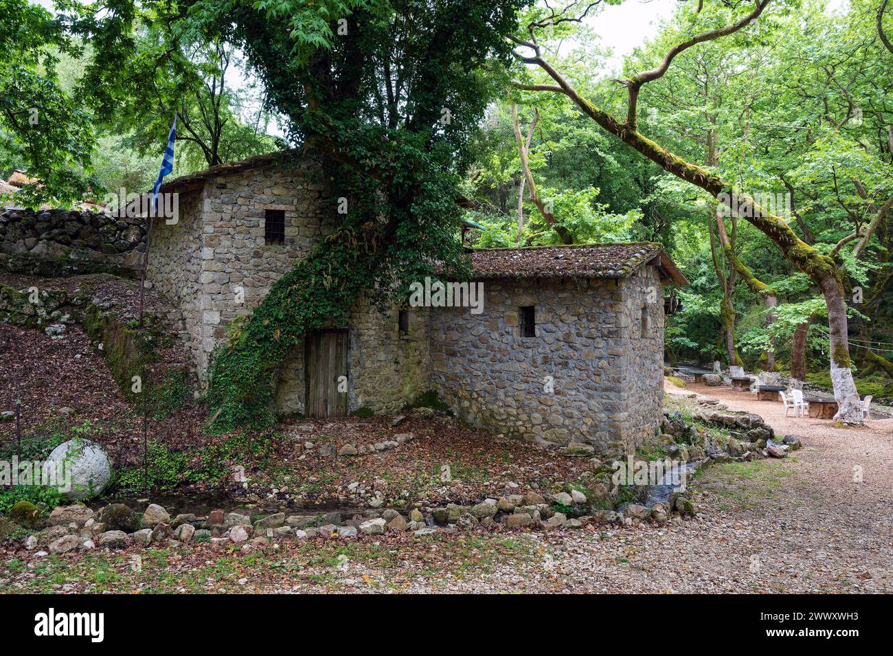 Blick auf eine traditionelle Steinwassermühle in der Gegend von Souli Wassermühlen in Epirus, Griechenland Stockfoto