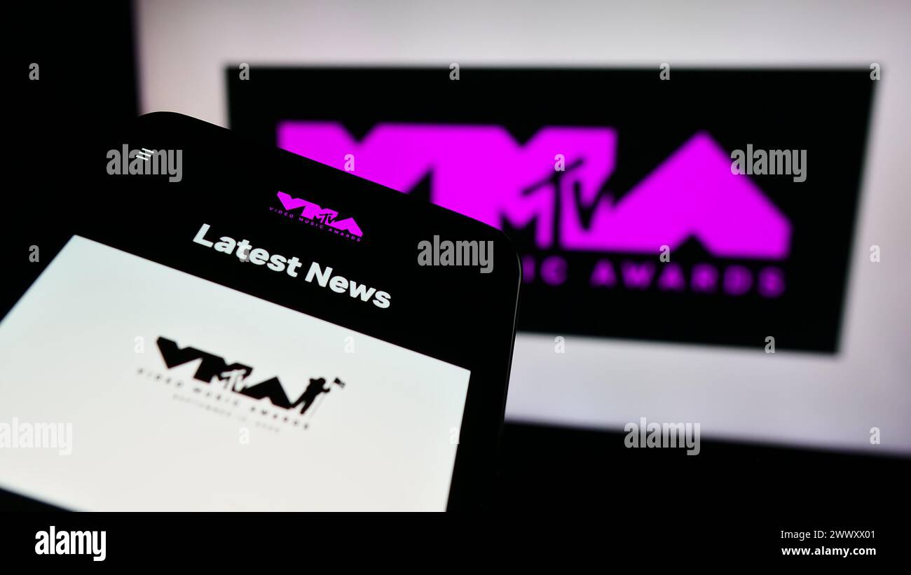 Smartphone mit Website der Preisverleihung MTV Video Music Awards (VMA) vor dem Logo. Fokussieren Sie sich oben links auf der Telefonanzeige. Stockfoto