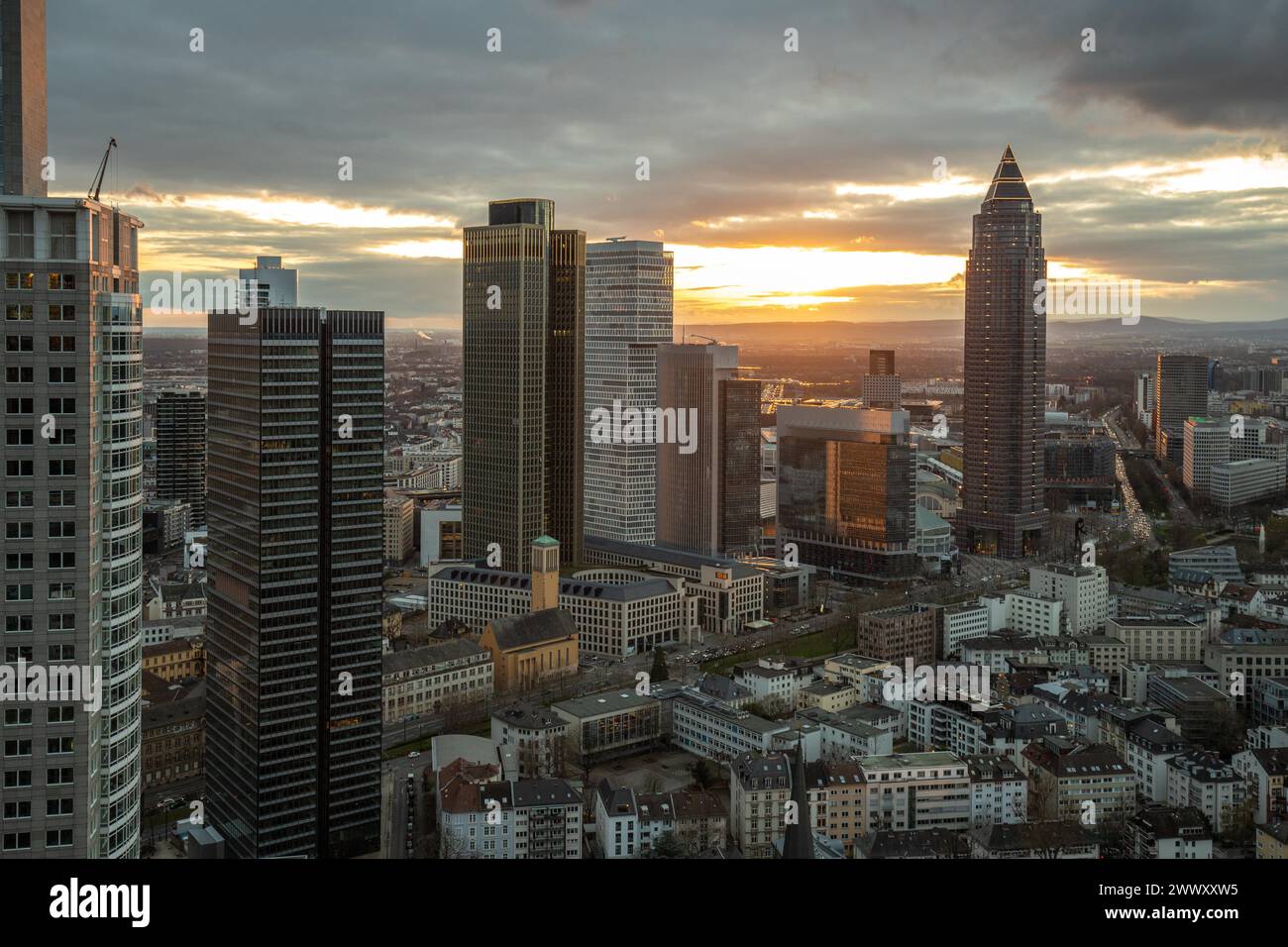 Blick auf die Skyline von einem Turmblock am Abend. Fantastischer Blick auf ein Finanzzentrum bei Sonnenuntergang. Stadtfoto von Frankfurt am Main, Hessen Stockfoto