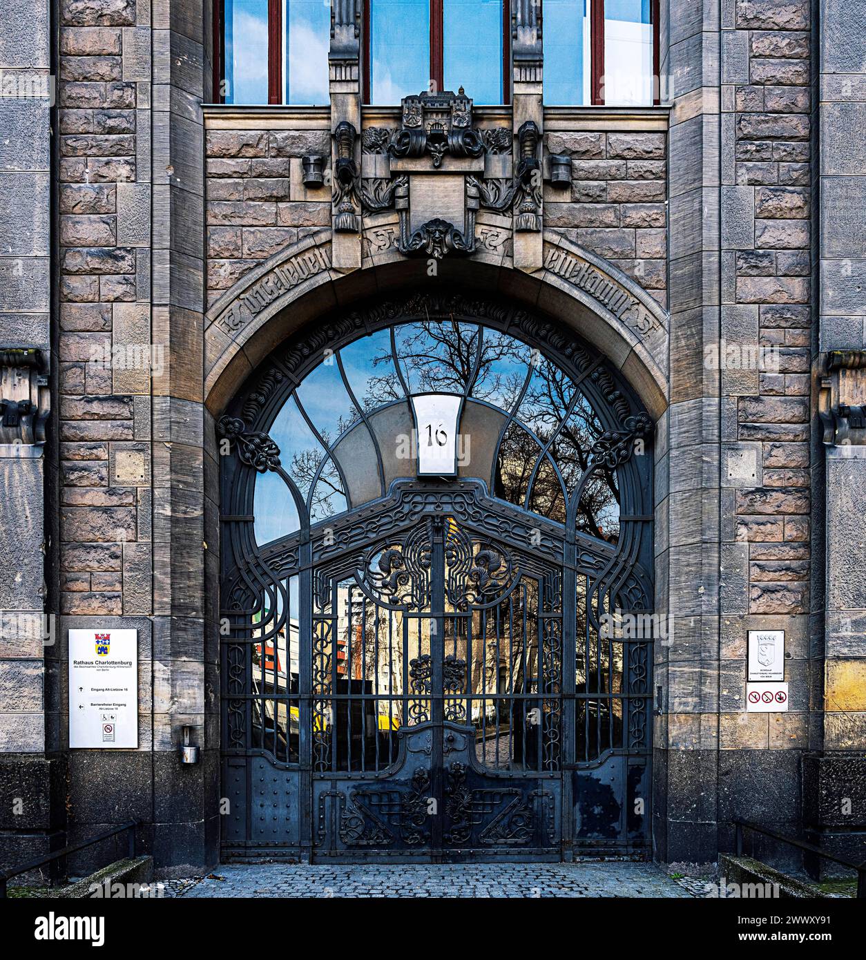 Historische Architektur, Rathaus Charlottenburg, Eingang Alt-Lietzow, Berlin, Deutschland Stockfoto