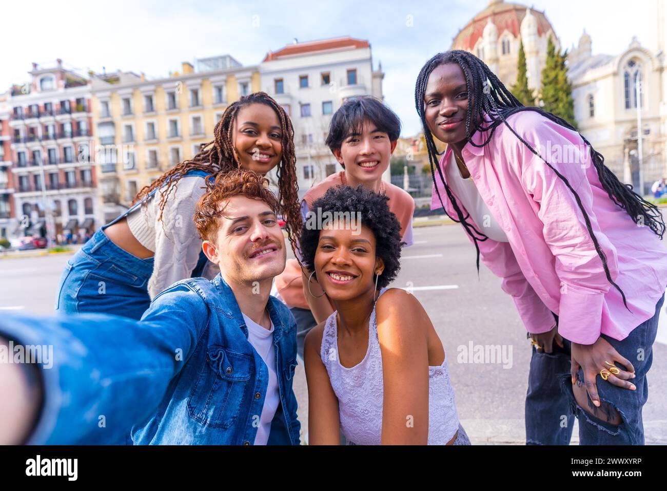 Persönliche Perspektive einer multiethnischen Gruppe von Freunden, die ein Selfie in der Stadt sprechen Stockfoto