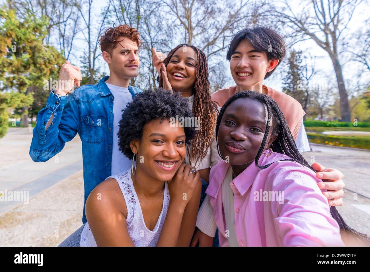 Persönliche Perspektive einer Gruppe junger, glücklicher und vielfältiger Freunde, die ein Selfie in einem Park machen Stockfoto