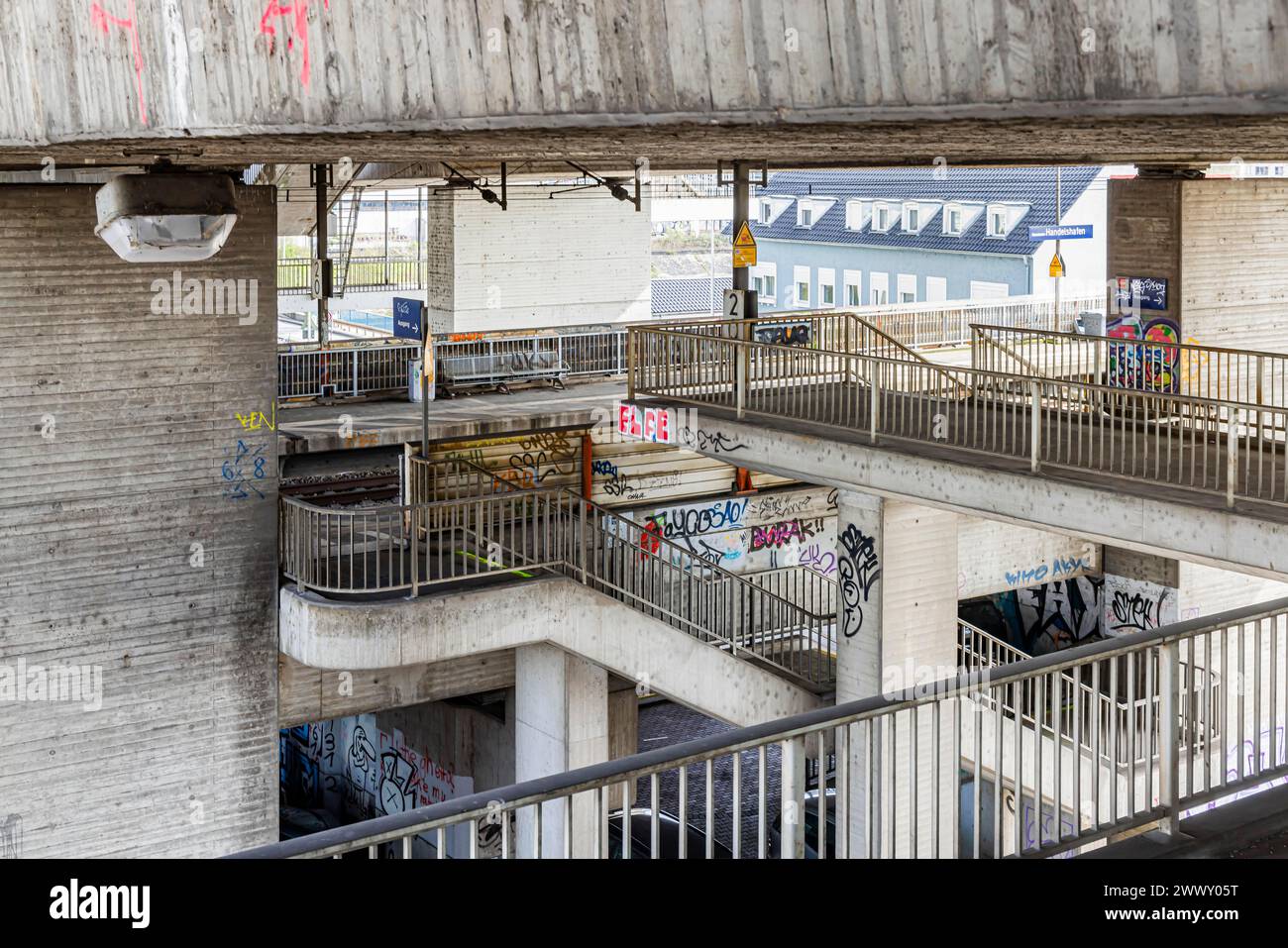 Kurt-Schumacher-Brücke Mannheim über den Rhein, Haltestelle Handelshafen der Deutschen Bahn AG, Architekturstil Brutalismus, Mannheim Stockfoto
