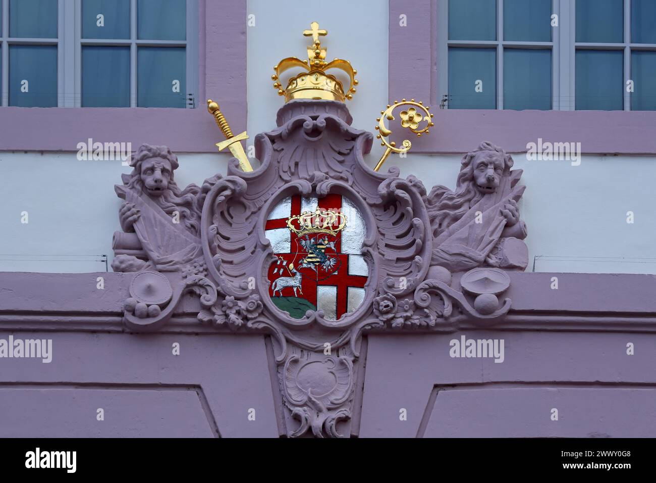 Wappen mit Löwenfiguren, kaiserliche Krone mit Kugel und goldenem Schwert, Krone, rot, weiß, Kreuz, Detail, Dekoration, Hauptwache Haus Stockfoto