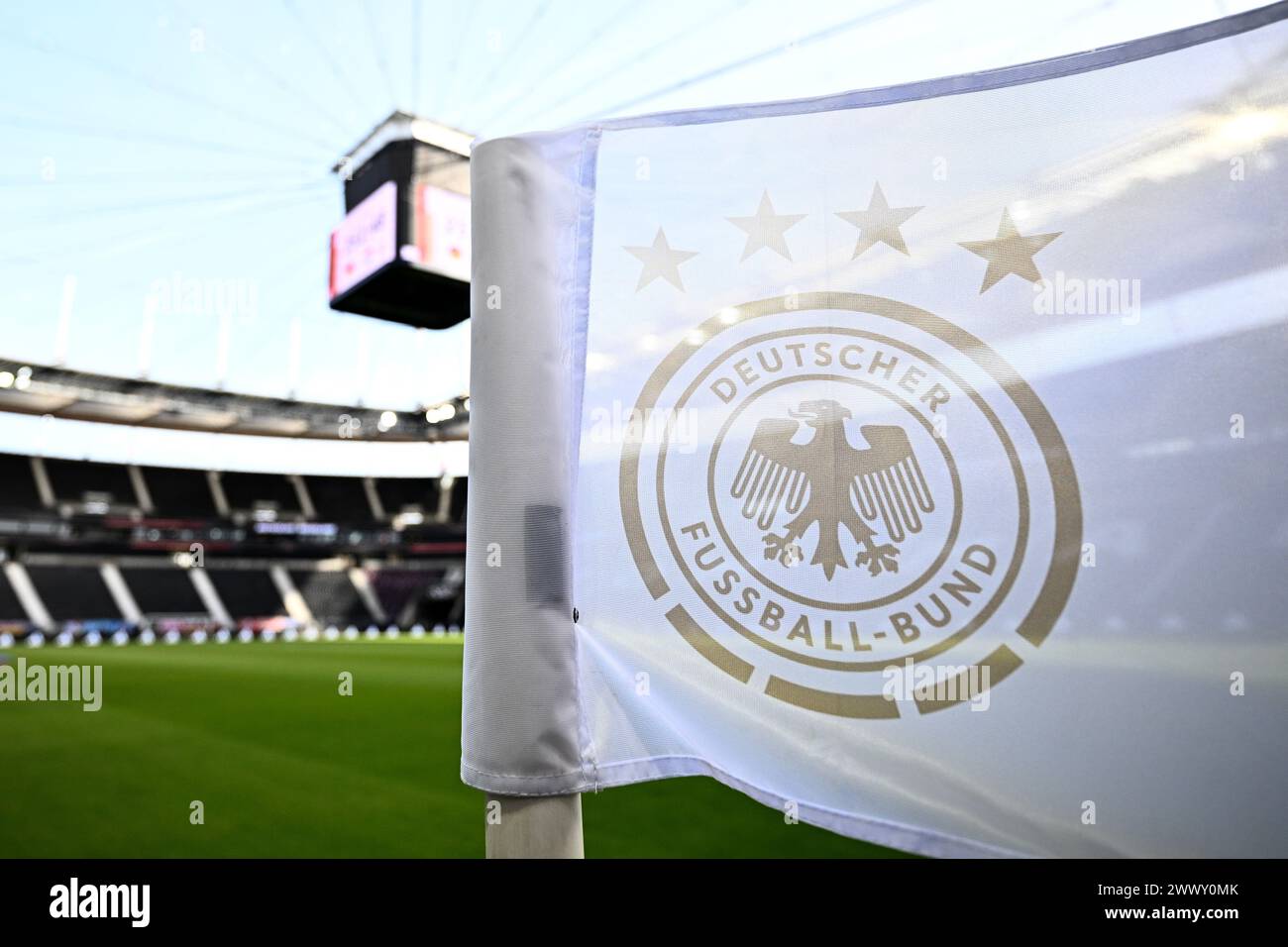 Frankfurt, Deutschland. 26. März 2024, Hessen, Frankfurt/Main: Fußball: Internationales Spiel, Deutschland - Niederlande, Deutsche Bank Park. Das Logo des Deutschen Fußball-Bundes (DFB) ist vor Spielbeginn auf einer Eckfahne zu sehen. Foto: Tom Weller/dpa Credit: dpa Picture Alliance/Alamy Live News Stockfoto