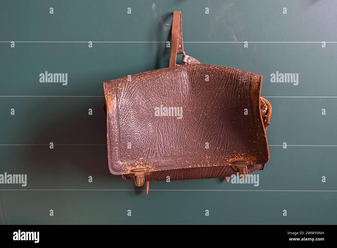 Schultasche aus Leder hängt in einem Klassenzimmer aus dem 19. Jahrhundert, Freilichtmuseum für Volkskunde Schwerin-Muess, Mecklenburg-Vorpommerm, Deutschland Stockfoto