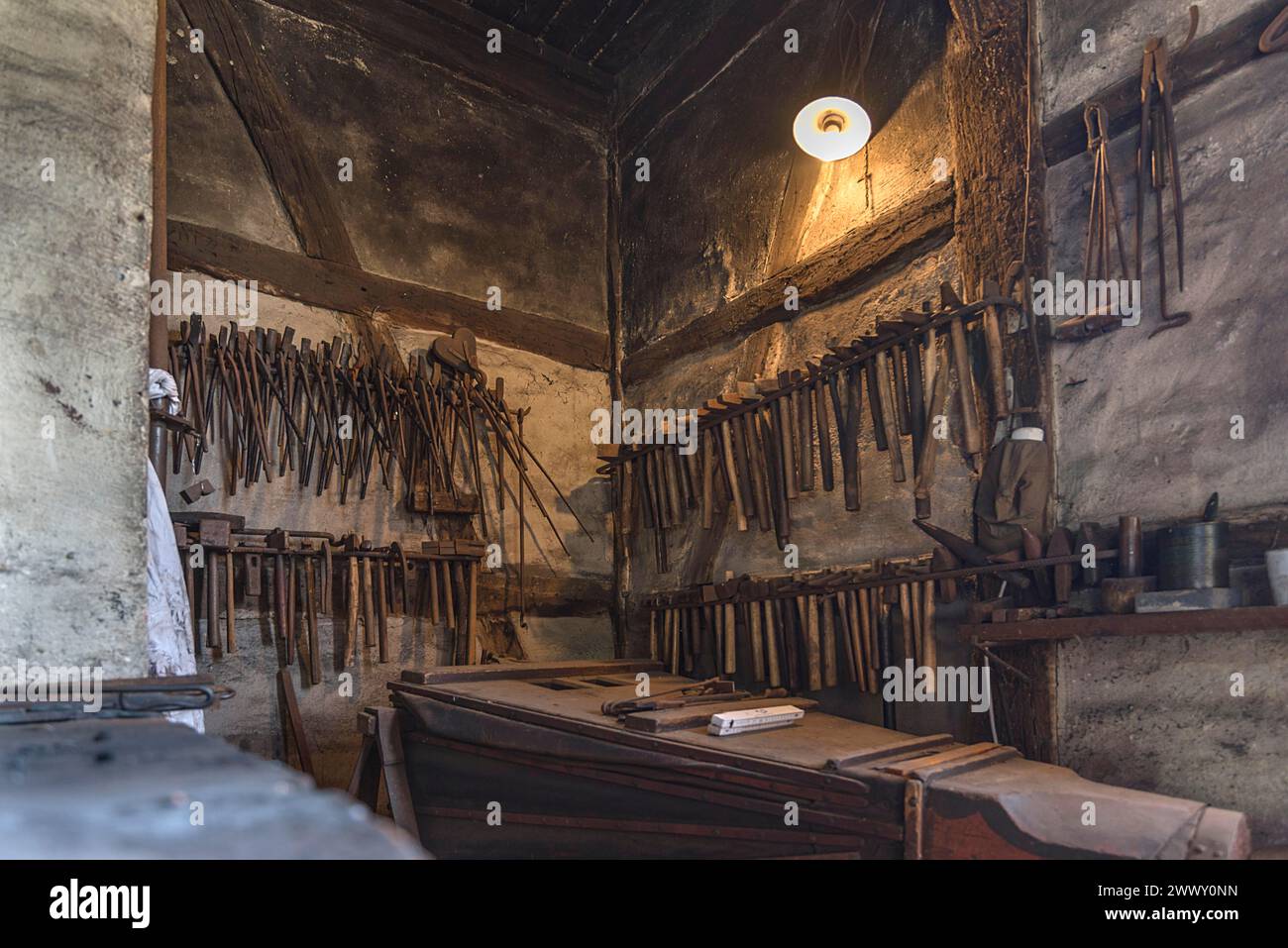 Werkzeuge in einer Dorfschmiede aus dem 19. Jahrhundert, Freilichtmuseum für Volkskunde Schwerin-Muess, Mecklenburg-Vorpommerm, Deutschland Stockfoto