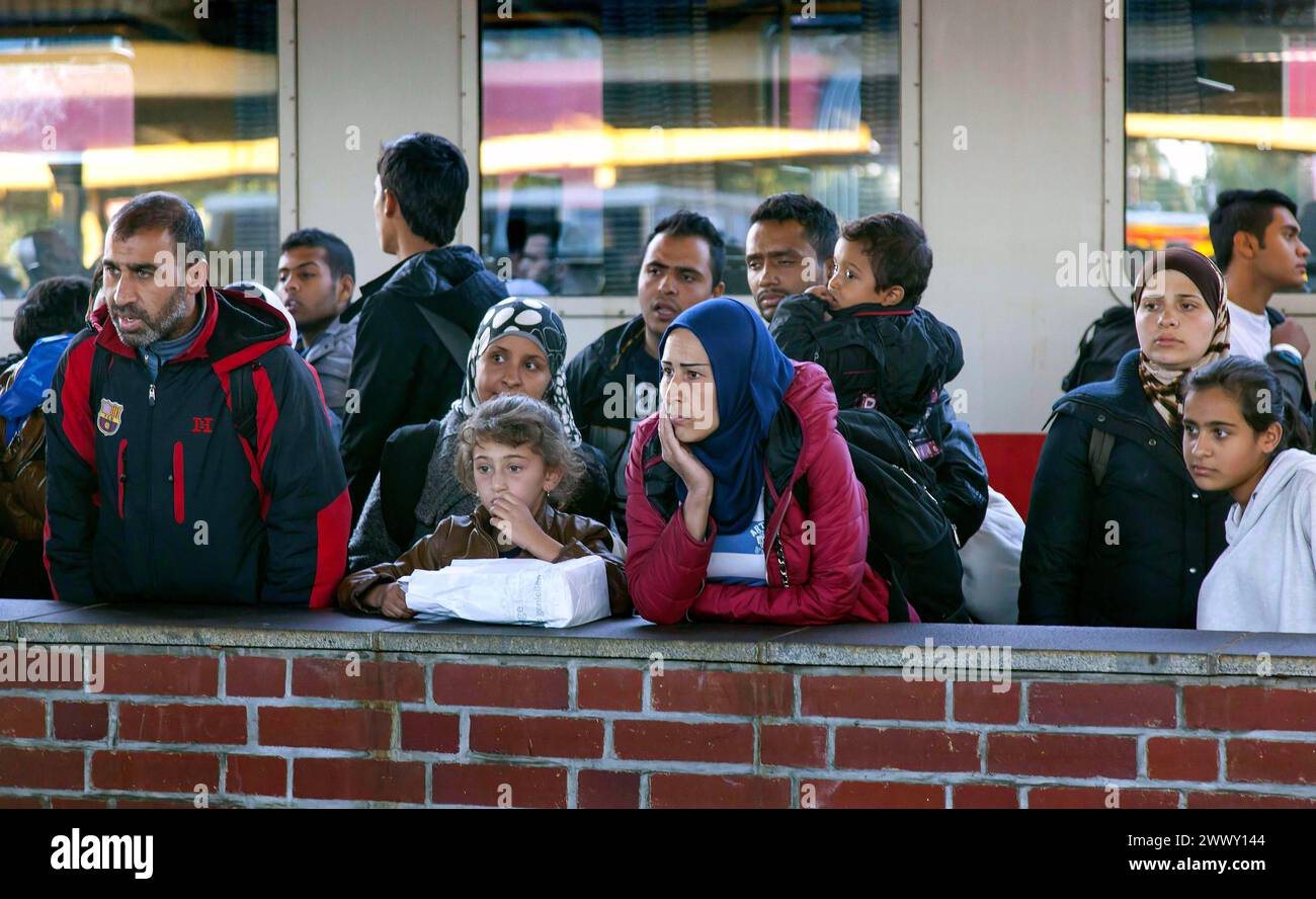 Syrische Flüchtlinge kommen mit einem Sonderzug am Bahnhof Schönefeld an. Sie werden dann mit dem Bus zur Unterkunft in Berlin 01.10.2015 gebracht Stockfoto