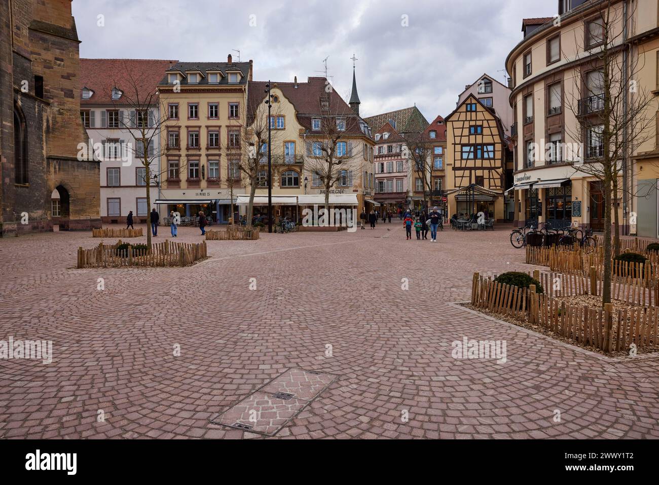 Place de la Cathedrale mit Kopfsteinpflaster, historischen Häusern und Fachwerkhäusern in Colmar, Departement Haut-Rhin, Grand Est, Frankreich Stockfoto