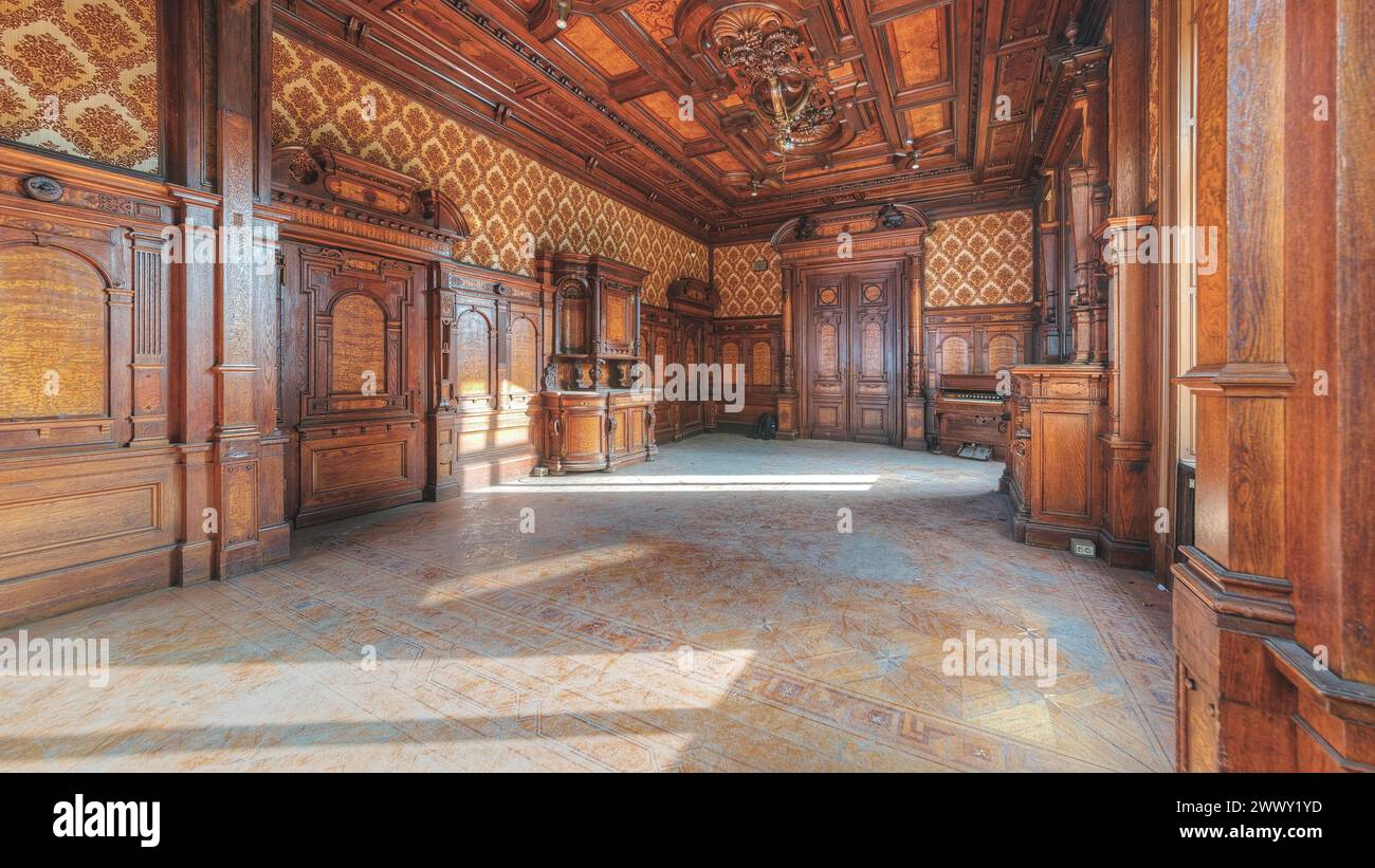 Historische Innenausstattung mit aufwändiger Holztäfelung und Deckenschnitzereien, Villa Woodstock, Lost Place, Brill, Wuppertal, Nordrhein-Westfalen, Deutschland Stockfoto