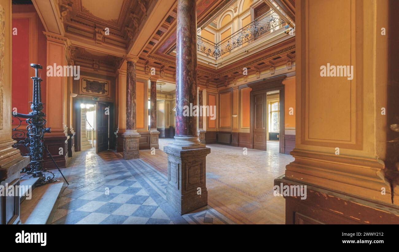 Beeindruckendes Interieur mit Stucksäulen und klassischem Deckenleuchter, Villa Woodstock, Lost Place, Brill, Wuppertal, Nordrhein-Westfalen Stockfoto