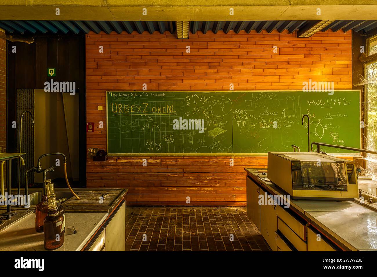 Eine verlassene Schule mit Graffiti-bedeckten Schiefern und sichtbaren chemischen Formeln, Institut für Molekularbiologie, Lost Place, Sint-Genesius-Rode Stockfoto