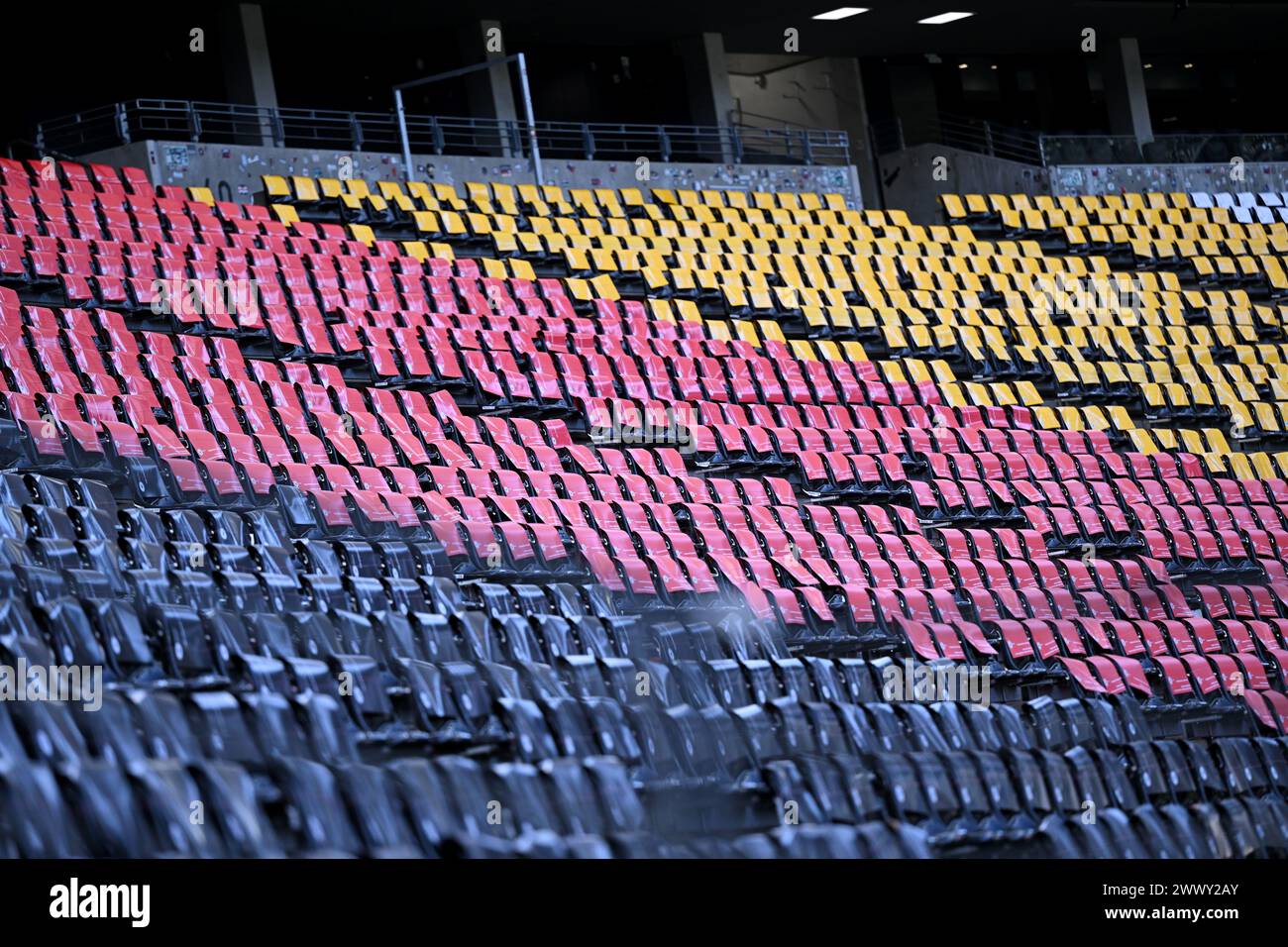 Frankfurt, Deutschland. 26. März 2024, Hessen, Frankfurt/Main: Fußball: Internationales Spiel, Deutschland - Niederlande, Deutsche Bank Park. Die Sitzreihen in den Tribünen sind vor Spielbeginn in den deutschen Nationalfarben Schwarz, Rot und Gelb gefärbt. Foto: Arne Dedert/dpa Credit: dpa Picture Alliance/Alamy Live News Stockfoto