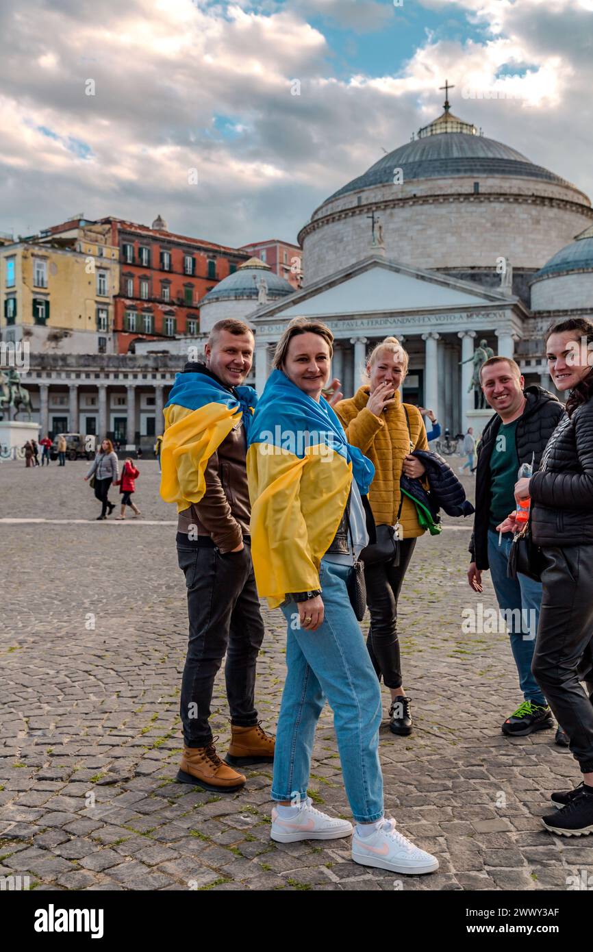 Neapel, Italien - 10. April 2022: Zivilisten, die die Ukraine beim Konflikt mit Russland von 2022 unterstützen, die ukrainische Staatsflaggen außerhalb von Neapel anbinden, Stockfoto