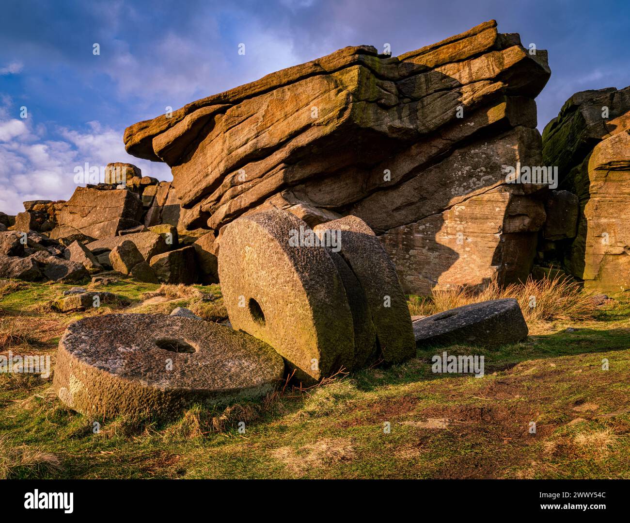 Mühlsteine wurden an ihrer Produktionsstätte unterhalb der Stanage Edge im Debyshire Peak District im Vereinigten Königreich aufgegeben Stockfoto