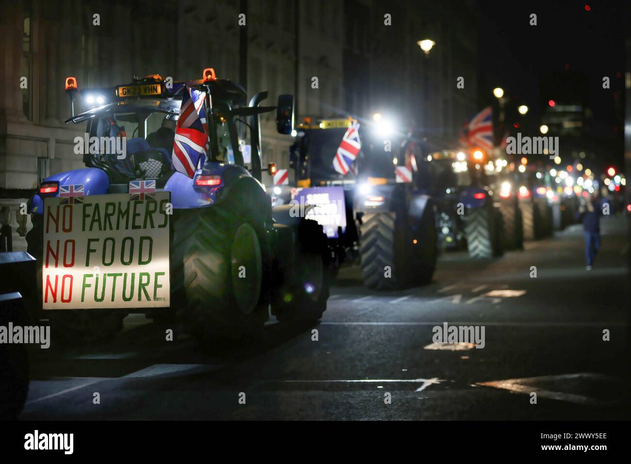 London, Großbritannien. März 2024. Die Traktoren stehen während der Vorführung so weit das Auge reicht entlang Whitehall. Die Bauern versammelten sich und fuhren mit mehr als 130 Traktoren auf dem Parlamentsplatz, um zu demonstrieren, dass die britische Nahrungsmittelproduktion nicht unterstützt wird. (Credit Image: © Martin Pope/SOPA Images via ZUMA Press Wire) NUR REDAKTIONELLE VERWENDUNG! Nicht für kommerzielle ZWECKE! Stockfoto