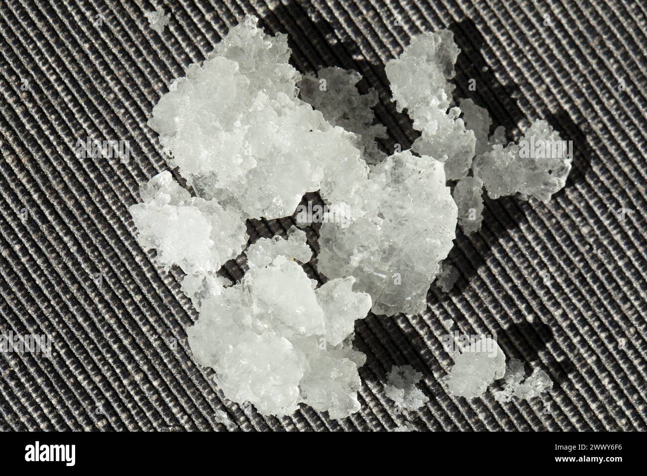 Gewachsene Kristalle in hellem Licht. Kaliumpyrosulfit. Eine Substanz, die in der Lebensmittelindustrie verwendet wird. Konservierungsmittel. Stockfoto