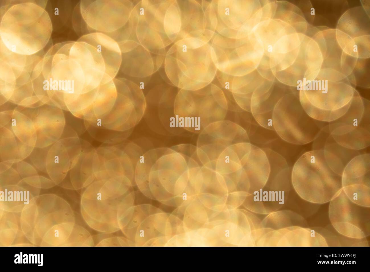 Glänzende goldene Lichtflecken, Reflexe, Reflexe und Leuchten. Abstrakter unscharfer Hintergrund Stockfoto