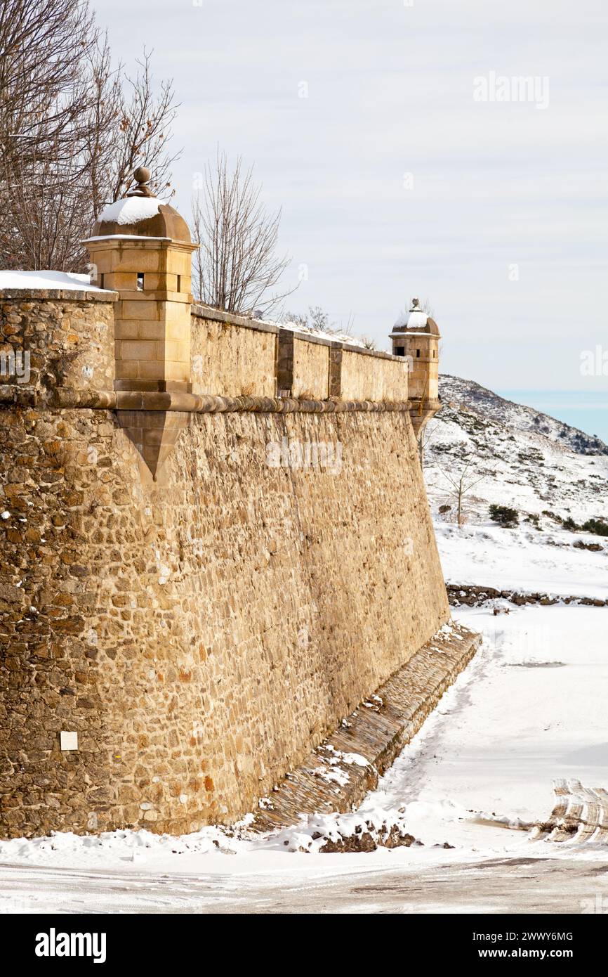 Befestigte Mauern des Dorfes Mont-Louis im Departement Pyrénées-Orientales in der Region Occitanie. Das Dorf war ursprünglich ein Fort c Stockfoto