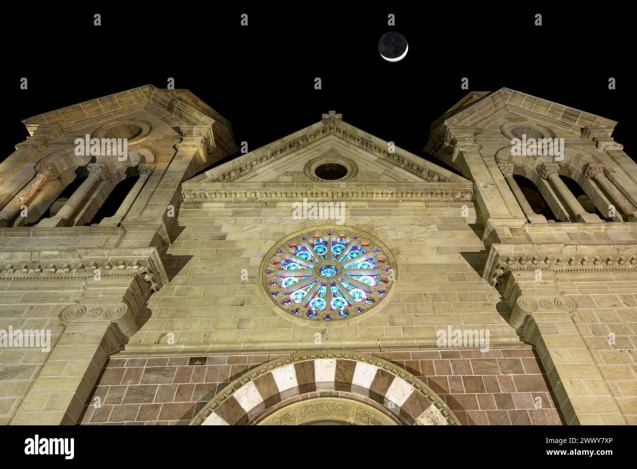 NM00654-00..... NEW MEXICO - Kathedrale Basillica des hl. Franziskus in Santa Fe bei Nacht mit Mondsichel. Stockfoto