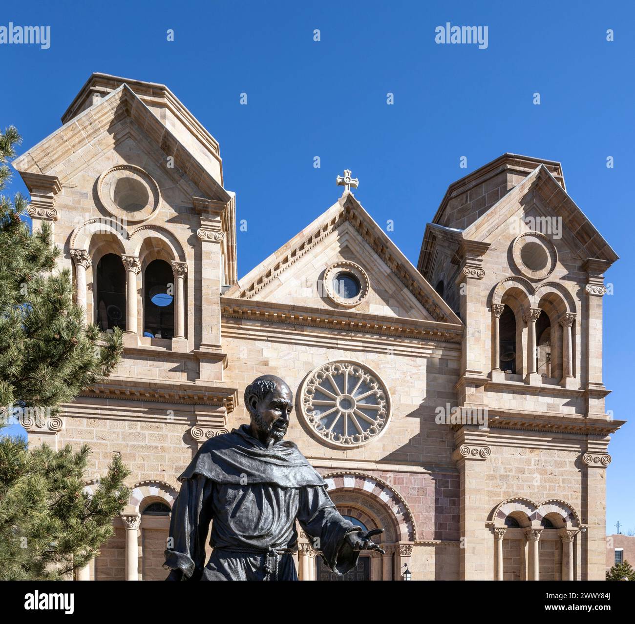 NM00659-00..... NEW MEXICO - Kathedrale Basillica des hl. Franziskus in Santa Fe mit Skulptur des Franz von Assisi. Stockfoto