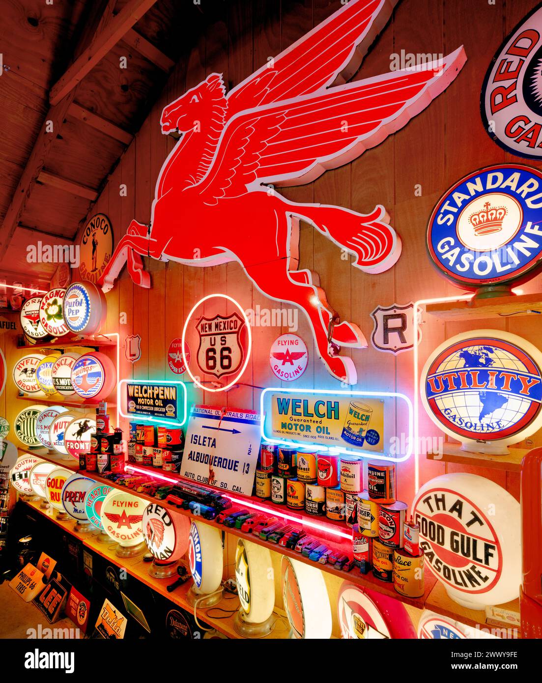 NM00702-00....NEW MEXICO - historische Tankstellendenkmäler im Klassischen Gasmuseum in der Nähe von Embudo. Zusammengesetzt aus zwei Bildern. Stockfoto
